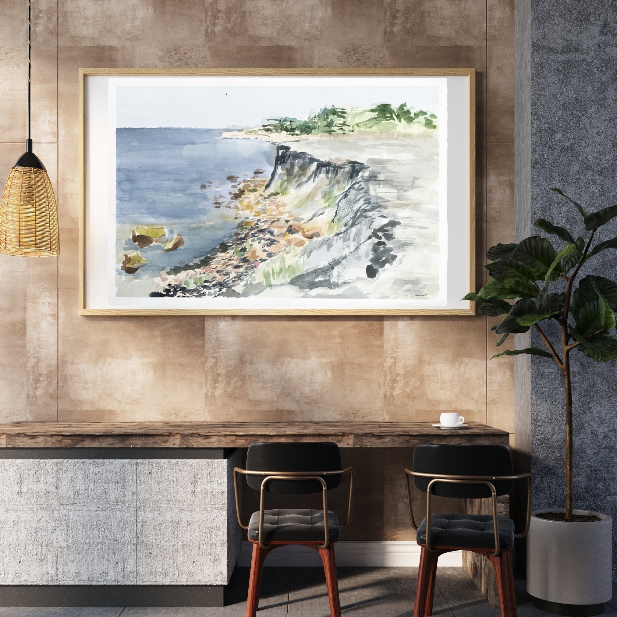 Perle strand i lys ramme over et cafébord med sorte stole