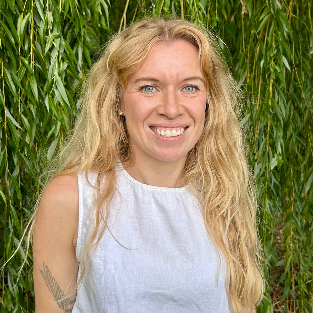 Jane Ljungdahl foran et piletræ